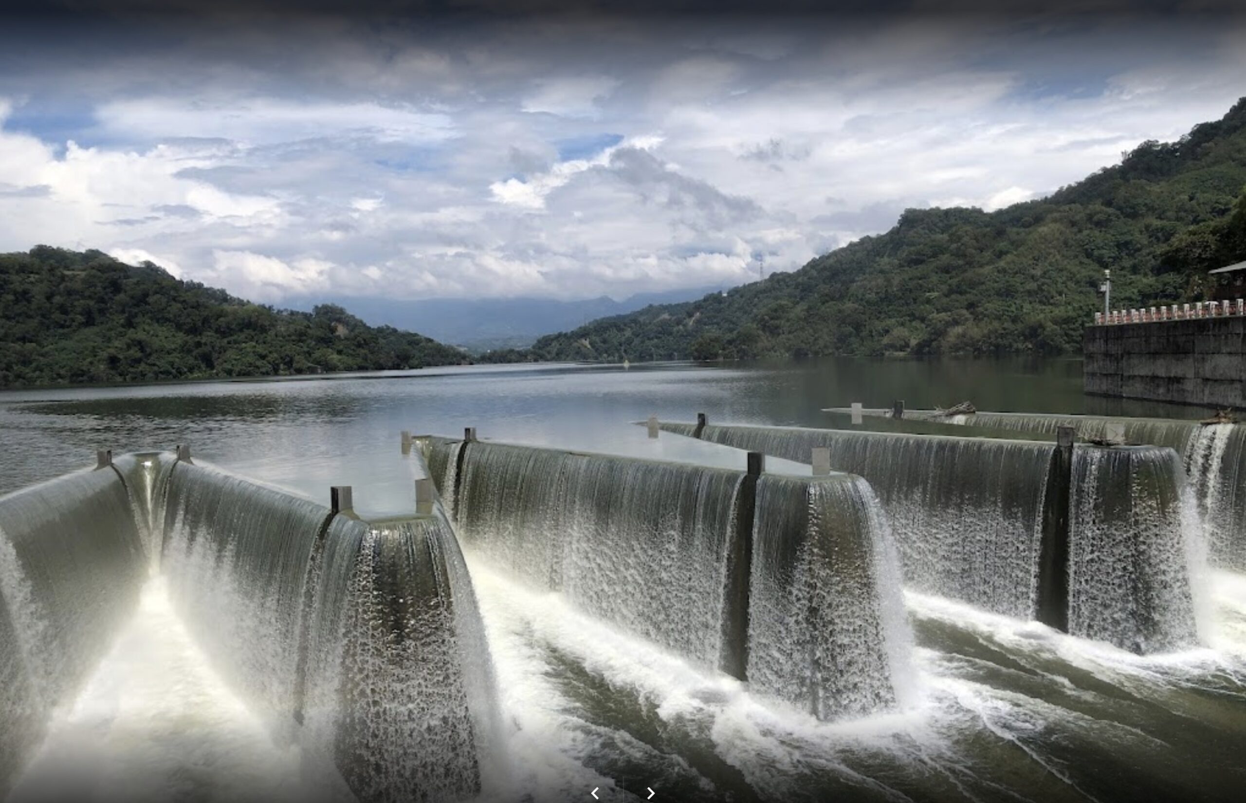 苗栗景點|鯉魚潭水庫(免門票)全國唯一鋸齒堰,超壯觀排洪景觀~碧綠潭景猶如走進山水勝境!