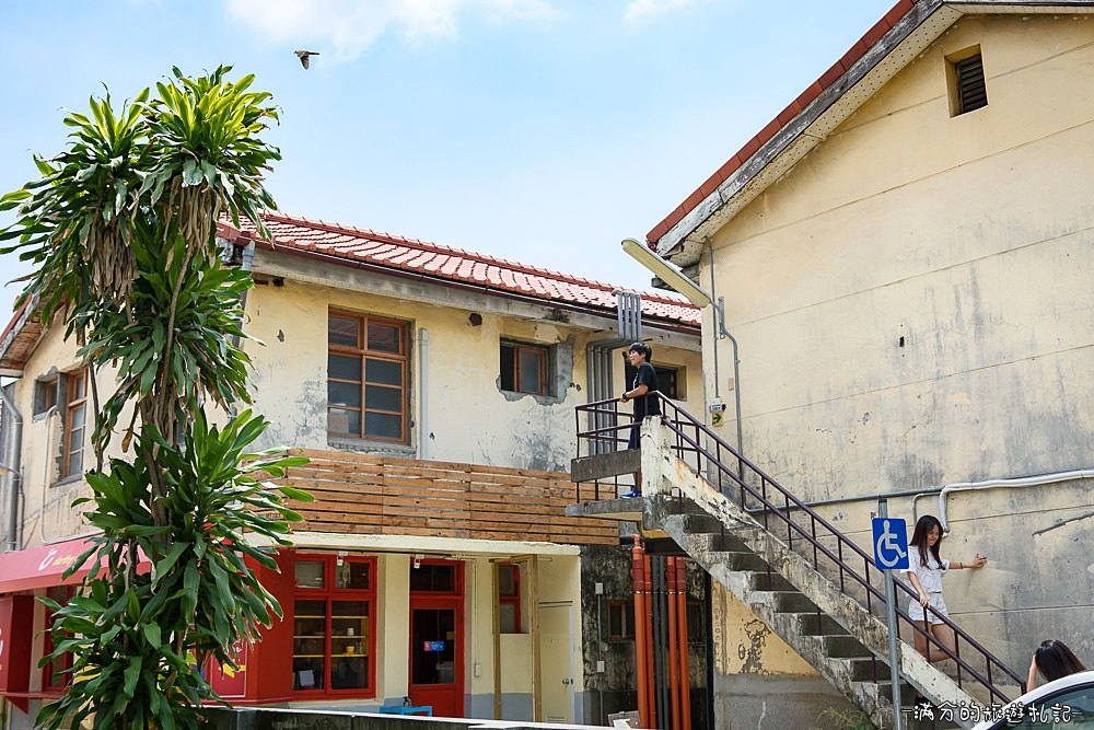 台中景點|審計新村(免門票)文創市集.巨無霸泡芙.冰淇淋.墨汁.旋轉法鬥犬.孔雀企鵝|超好拍~文青風創意小村落!