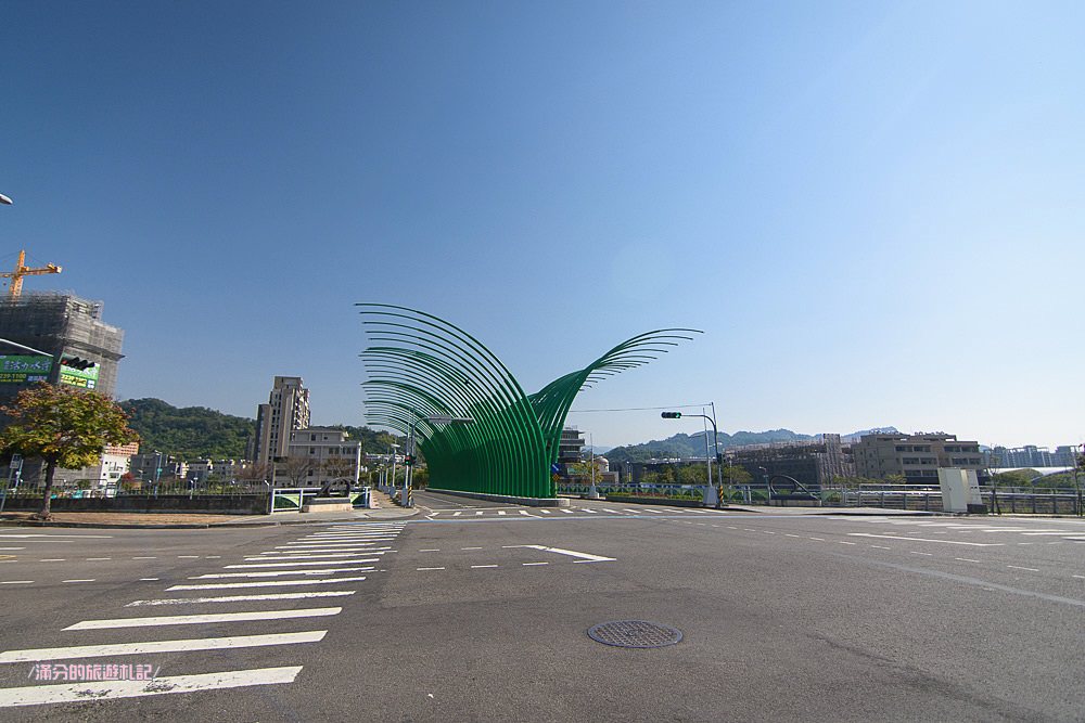 台中北屯景點》蝴蝶橋Cuisine法式餐廳 蝴蝶橋落羽松莊園 巨人彩虹大椅超吸睛 情侶約會LOVE景點