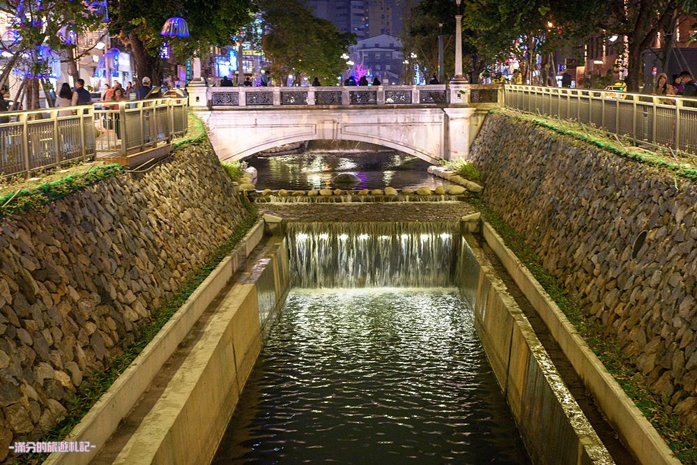 台中中區景點》台中新景點 綠川水岸亮眼登場 蒲公英&水母燈浪漫點燈 綠川最美的點燈表演秀