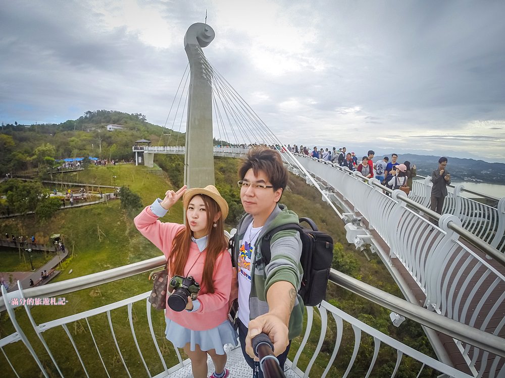 高雄岡山景點|崗山之眼|高雄新地標.提琴橋廊建築.360度遼闊視野~漂浮在高空中的天空步道!