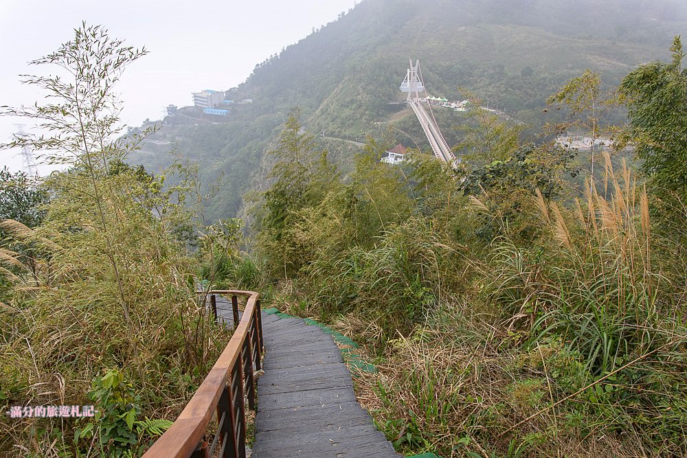 【2024梅山太平雲梯最新玩法】走吊橋.望茶田.逛老街.嘉義海拔最高最美天空步道, 帶你漫步在雲端!