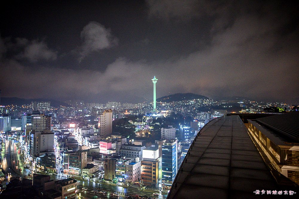 韓國釜山景點》南浦樂天百貨光復店 視野絕美的釜山夜景 座看釜山塔/影島大橋/釜山港大橋&讓人失心瘋的line friends紀念品!