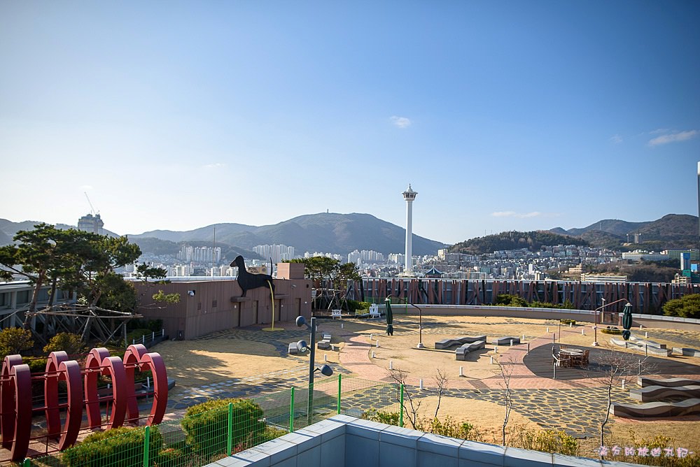 韓國釜山景點》南浦樂天百貨光復店 視野絕美的釜山夜景 座看釜山塔/影島大橋/釜山港大橋&讓人失心瘋的line friends紀念品!