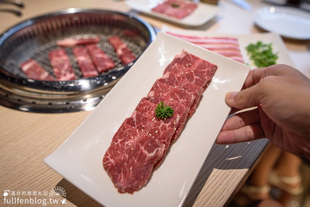 桃園南崁燒烤美食|燒肉道|平價無煙燒肉|全台第一家軌道送餐燒肉|結合美拍花牆~好吃又有趣!