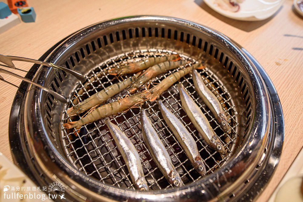 桃園南崁燒烤美食|燒肉道|平價無煙燒肉|全台第一家軌道送餐燒肉|結合美拍花牆~好吃又有趣!