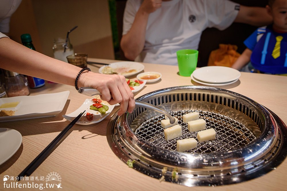 桃園南崁燒烤美食|燒肉道|平價無煙燒肉|全台第一家軌道送餐燒肉|結合美拍花牆~好吃又有趣!