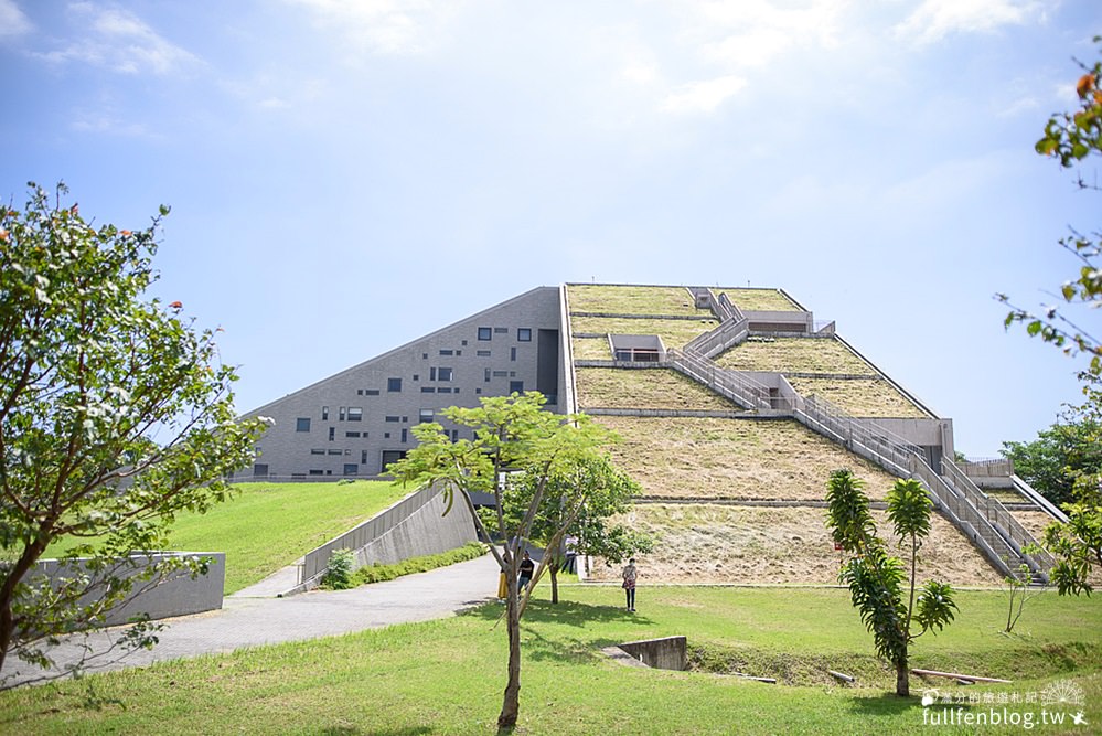 台東景點|臺東大學圖書資訊館|知識金字塔.藝術綠建築|口袋名單~台東最美圖書館!