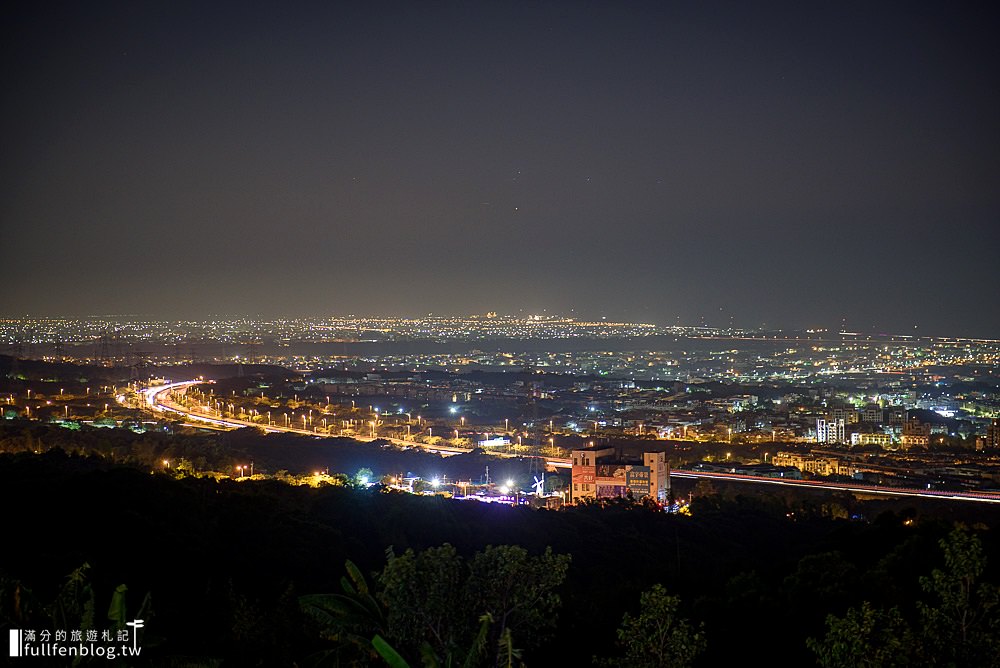 台中沙鹿夜景|滔月景觀咖啡廳|情侶約會.看飛機.望星星|超浪漫~百萬城市夜景就是絕佳背景版！