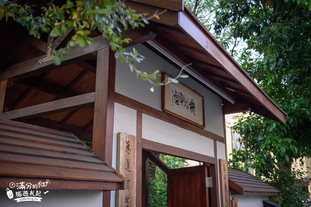 台中南屯景點|無為草堂|景觀餐廳.簡餐.下午茶|城市裡的幽靜古宅|江南風古都~水上涼亭超夢幻!