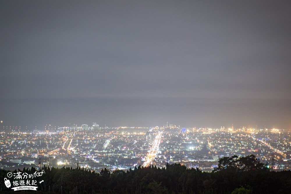 台中沙鹿夜景|黑森林景觀咖啡|下午茶.情侶約會|森林裡的合掌童話屋~秘境中的浪漫城市燈海!