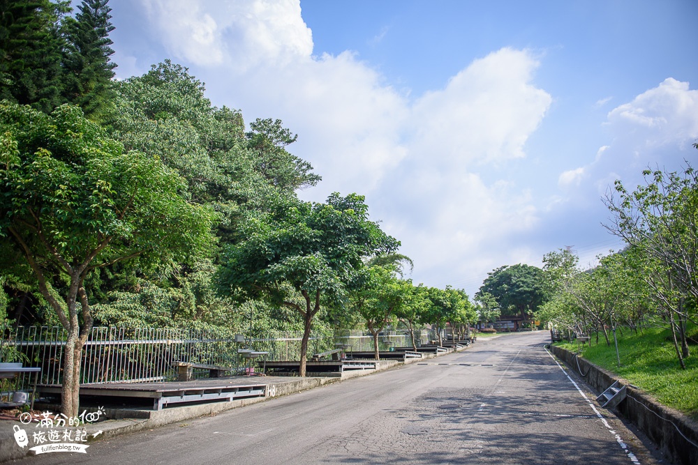 台中新社景點|櫻花鳥森林|景觀餐廳.親子景點.露營.戲水.看鸚鵡|夢幻森林仙境~蜀葵花綻放中!