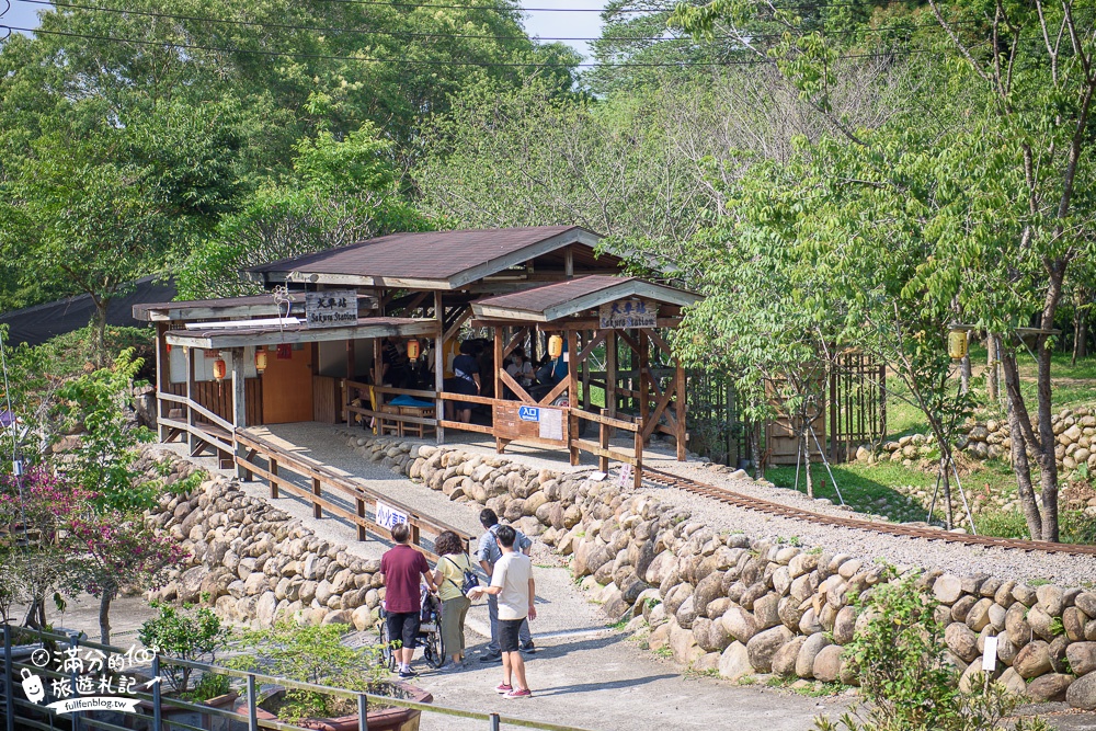 台中新社景點|櫻花鳥森林|景觀餐廳.親子景點.露營.戲水.看鸚鵡|夢幻森林仙境~蜀葵花綻放中!