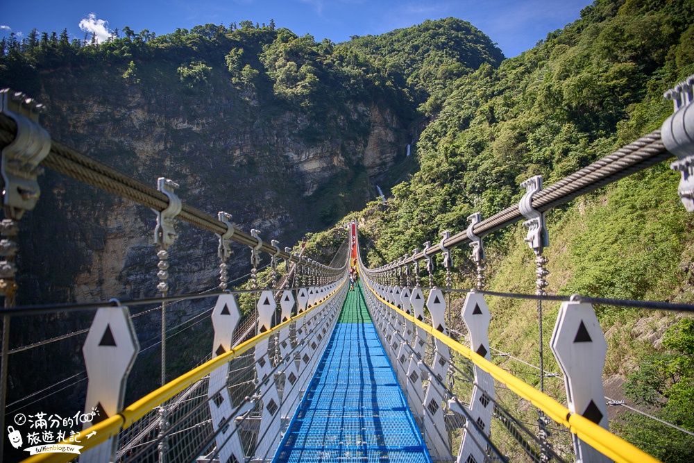 南投景點【雙龍瀑布七彩吊橋】2023最新門票資訊，走吊橋看瀑布～全台最美山谷吊橋!