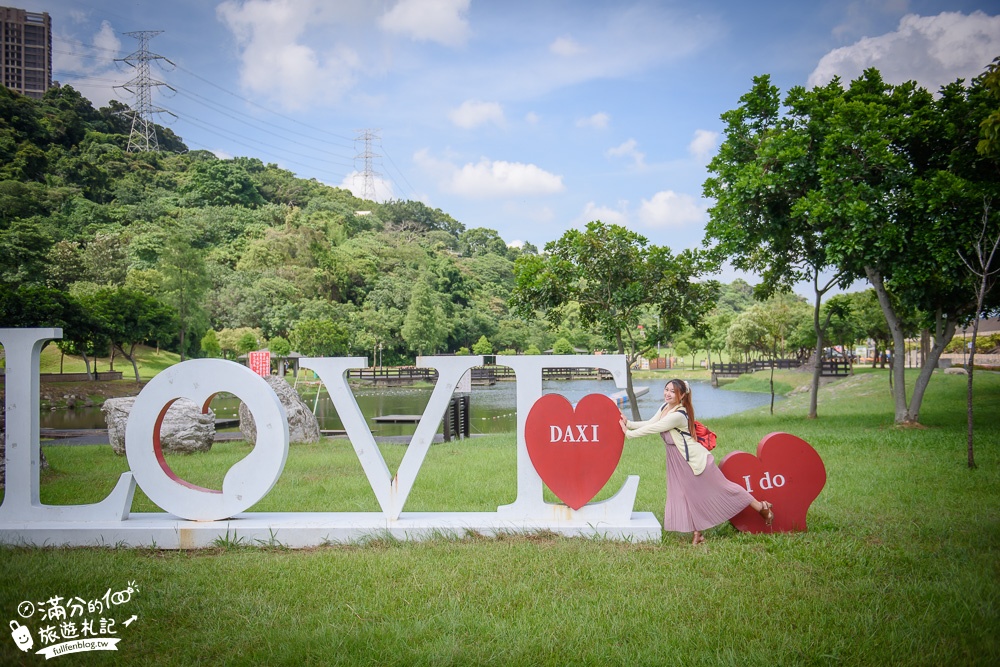 桃園大溪景點|大溪河濱公園|LOVE造景.愛心隧道.海盜船溜滑梯.天空步道~療癒系婚紗攝影基地!