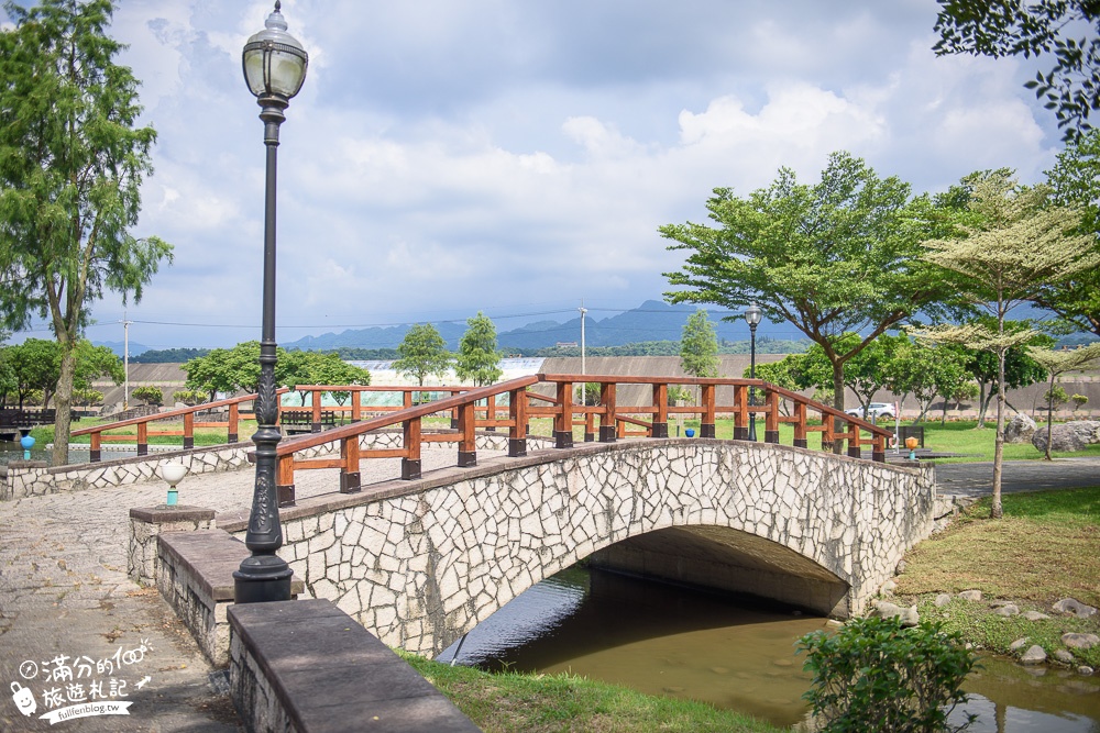 桃園大溪景點|大溪河濱公園|LOVE造景.愛心隧道.海盜船溜滑梯.天空步道~療癒系婚紗攝影基地!