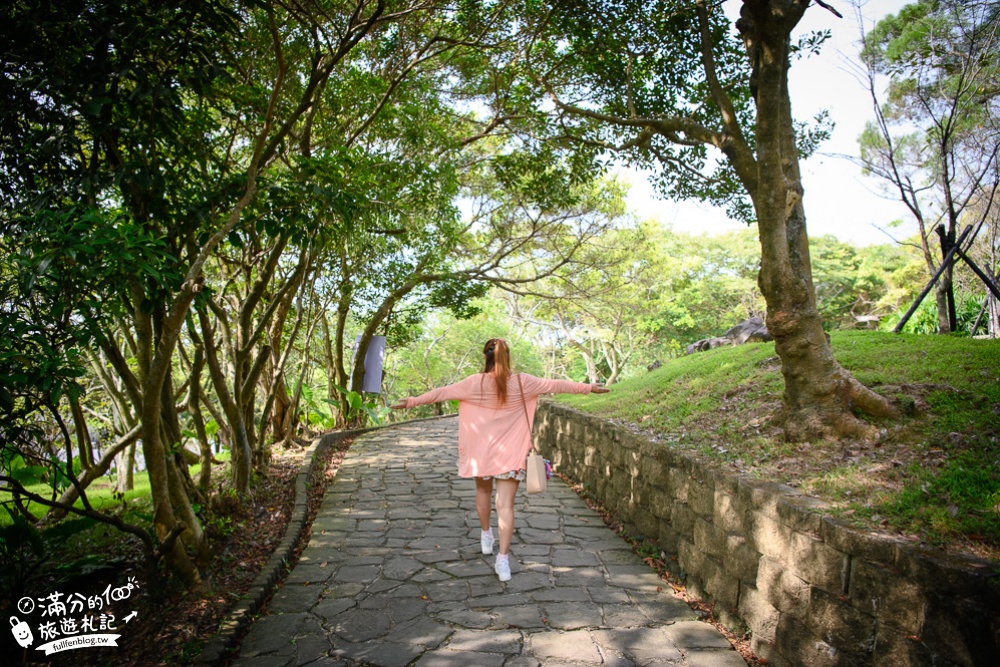 基隆景點|情人湖公園(免門票)情侶約會.踏青散步|走吊橋.觀湖看海.望基隆嶼|好壯觀~探索森林裡的西洋棋城堡!