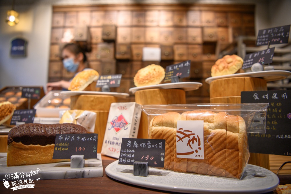 台中景點|柳川彩繪麵包店.柳川 や|情侶約會.老宅文青小屋|日系巨人麵包屋~巨無霸菠蘿超浮誇!