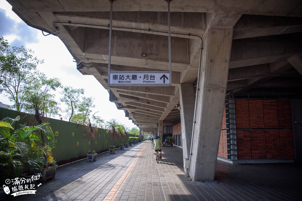 宜蘭景點【冬山河生態綠舟】搭船遊湖探索河道的神秘洞窟.冬山車站藝術廣場,巨人書本.石頭城堡.森林小學堂超好拍!