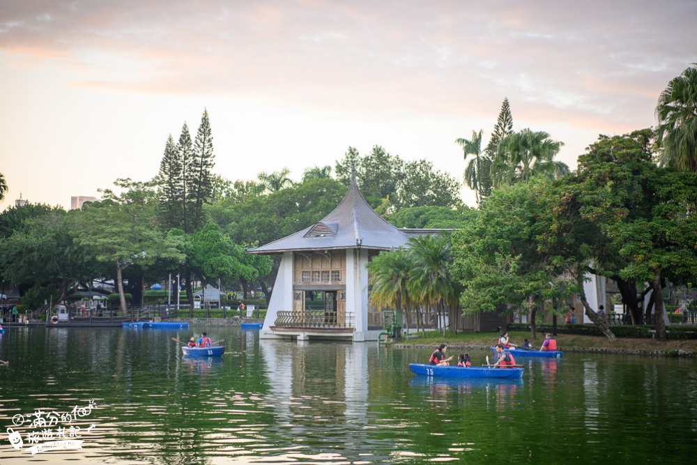 台中景點|臺中公園.湖心亭(免門票)情侶約會.划船遊湖.浪漫水舞秀|秒飛小泰國~水岸上的金色宮殿!