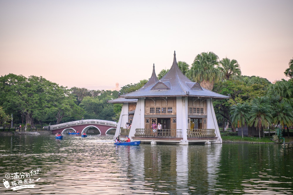 台中景點|臺中公園.湖心亭(免門票)情侶約會.划船遊湖.浪漫水舞秀|秒飛小泰國~水岸上的金色宮殿!