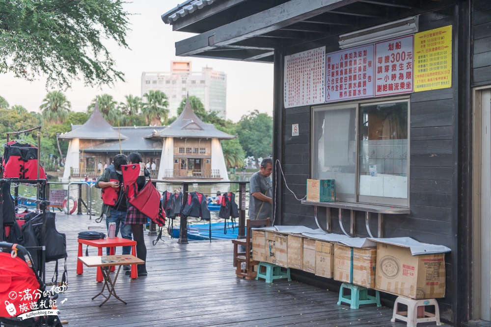 台中景點|臺中公園.湖心亭(免門票)情侶約會.划船遊湖.浪漫水舞秀|秒飛小泰國~水岸上的金色宮殿!