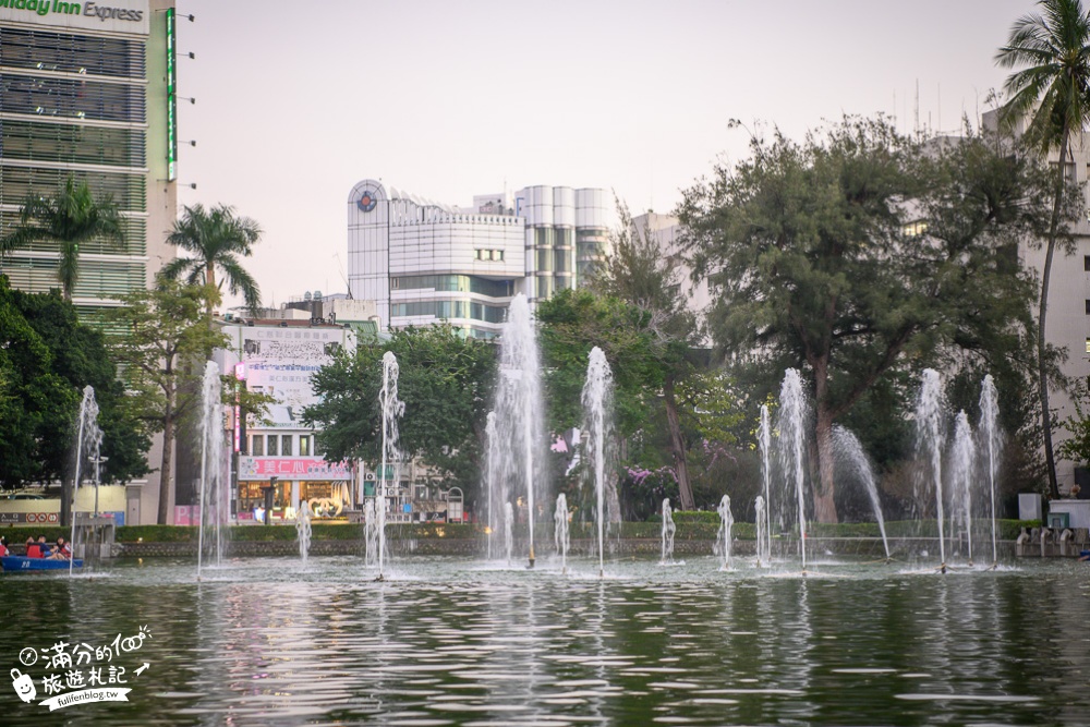 台中景點|臺中公園.湖心亭(免門票)情侶約會.划船遊湖.浪漫水舞秀|秒飛小泰國~水岸上的金色宮殿!