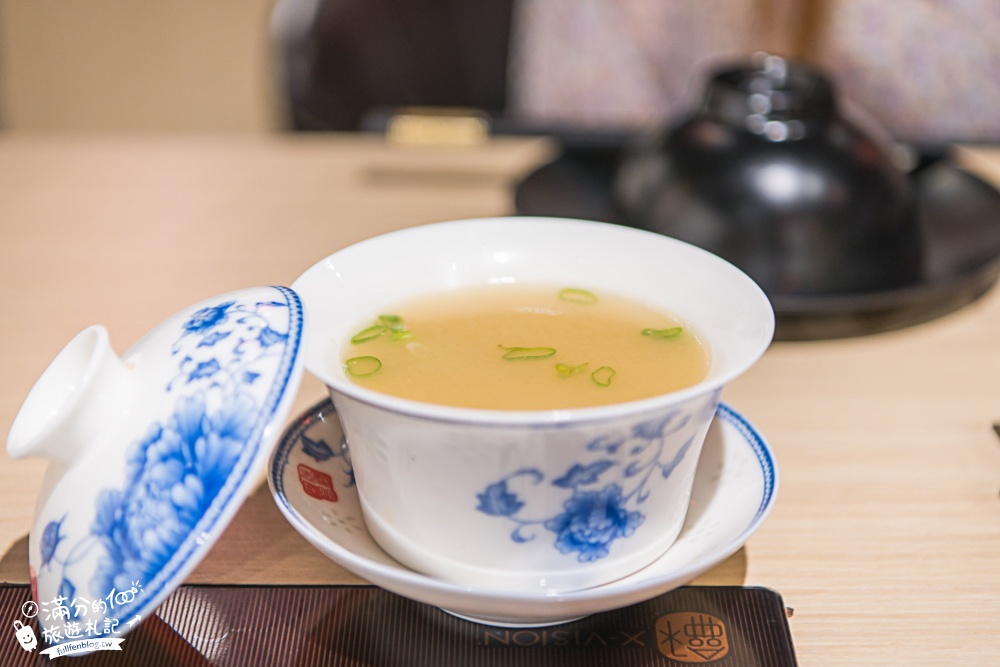 台北火鍋推薦|東雛菊風味鍋物|鴛鴦鍋.巧克力和牛.中國風餐廳|好驚艷~整朵菊花也入鍋！