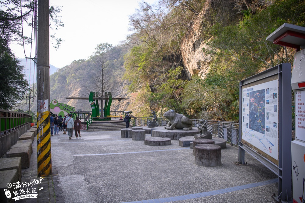 新竹尖石景點|青蛙石天空步道|交通&購票方式|走玻璃步道.看瀑布.敲愛戀鐘.看青蛙石|超壯觀~大自然的工藝品!