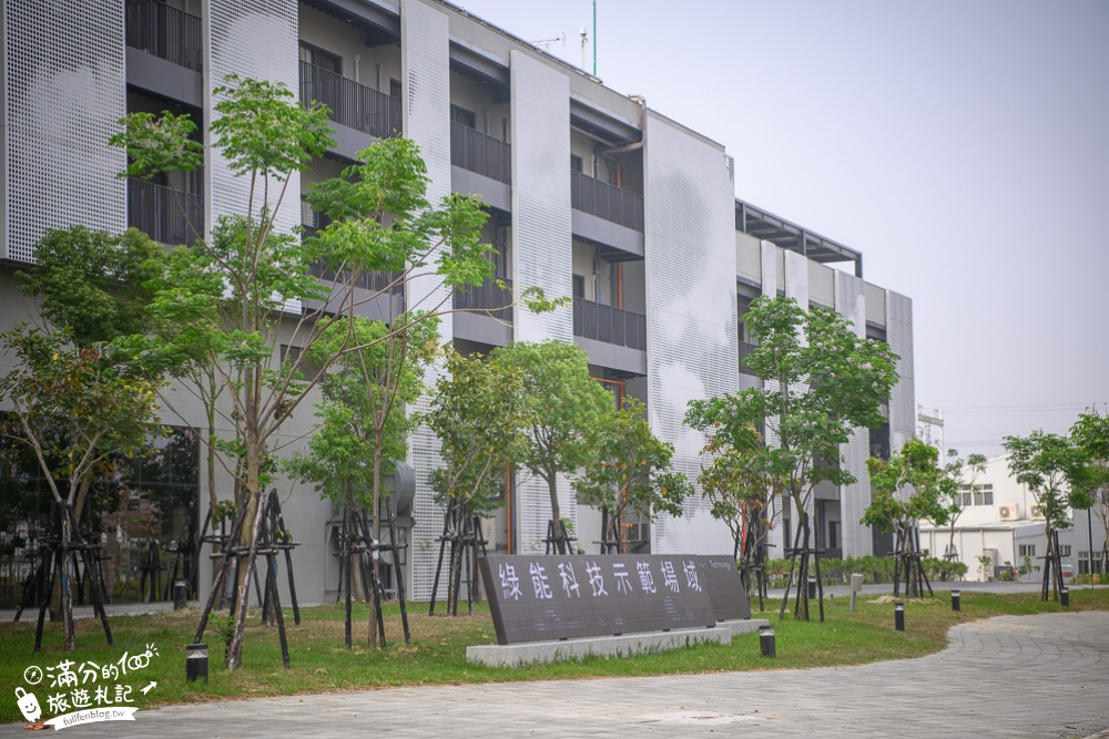 台南新景點|綠能科技示範場域|梅花鹿風車地景.能源大樹.紅毯木棉花道|超吸睛~巨無霸小鹿斑比出沒啦!