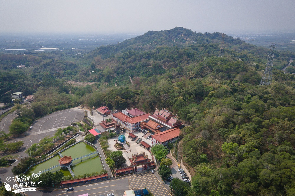 雲林古坑景點|靈台山地母廟(免門票)九龍池噴泉.綠池水上涼亭.捧金元寶|特色地球廟~拜拜也能環球一周!