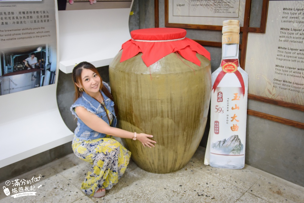 嘉義景點|嘉義酒廠(免門票)高粱酒的故鄉|品酒體驗.吃酒香冰淇淋.探索酒銀行.拍巨大酒甕~秒穿越古代酒館!