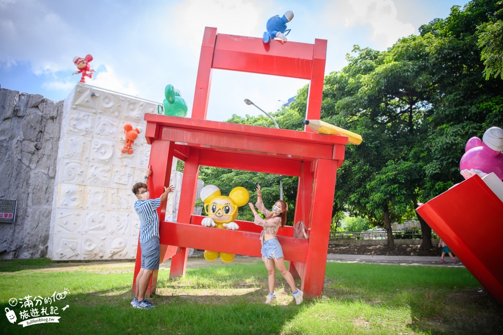 台南景點|新營美術園區(免門票)彩虹長廊.巨無霸紅椅.漂漂河|超古錐~不二良小鼠陪你探索藝術!