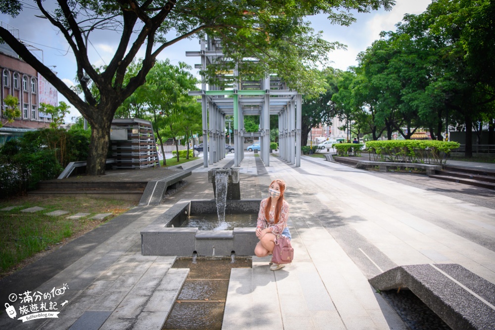 台南景點|新營美術園區(免門票)彩虹長廊.巨無霸紅椅.漂漂河|超古錐~不二良小鼠陪你探索藝術!