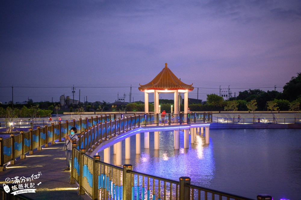 彰化新景點|二林七彩湖公園(免門票)超夢幻彩虹光廊|顏料打翻了~漸層色湖畔!