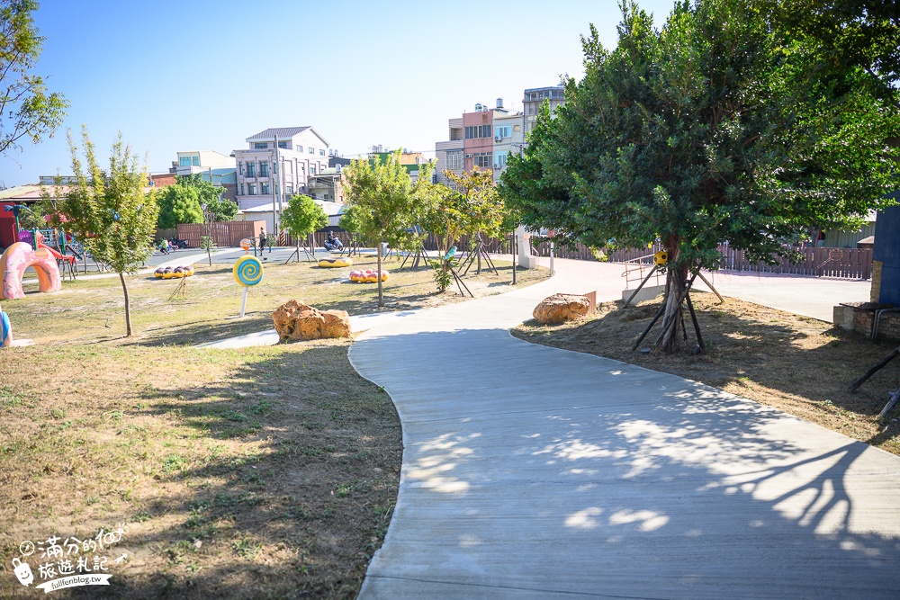 彰化景點|德美公園(免門票)甜點主題公園.巨無霸草莓甜筒.棒棒糖.多拿甜甜圈~繽紛又欠拍!