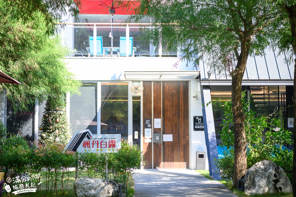 嘉義景點|楓丹白露Café|早午餐.中式簡餐.下午茶|城市秘境~隱身松林裡的庭院玻璃屋!