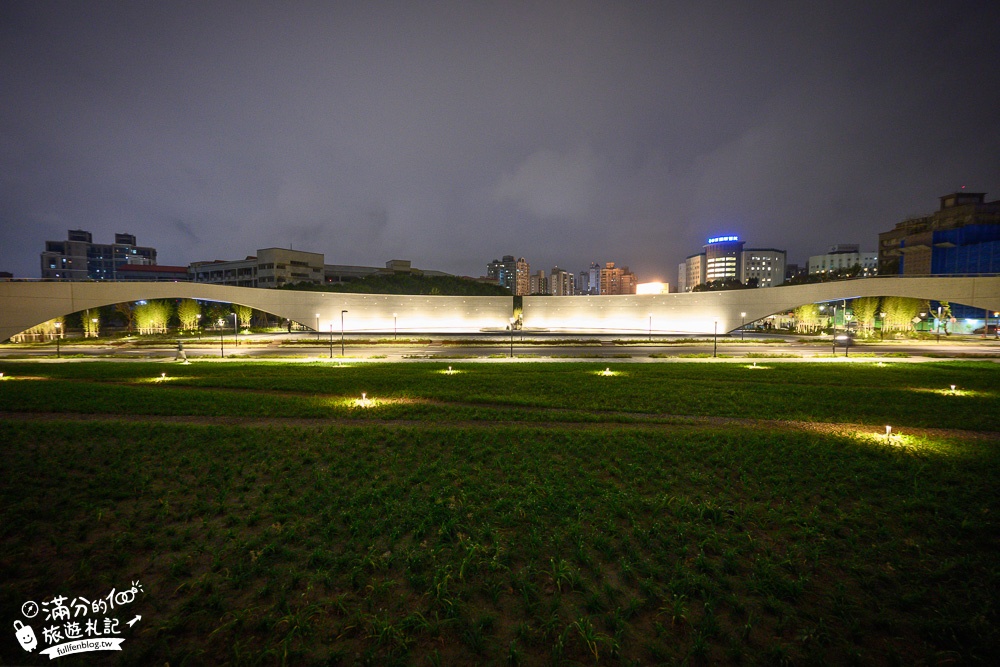 桃園景點|乙未保台紀念公園(免門票)親子共融遊戲空間|浪漫水舞台~藝術公園猶如一環藍戒!