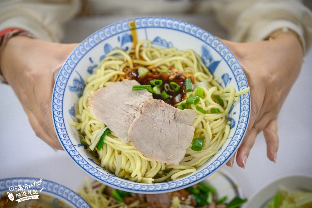 苗栗美食|金榜麵館|排隊美食平價客家麵|必吃豬頭肉麵.客家板條.大碗公霸氣出餐份量足!