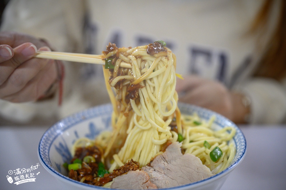 苗栗美食|金榜麵館|排隊美食平價客家麵|必吃豬頭肉麵.客家板條.大碗公霸氣出餐份量足!