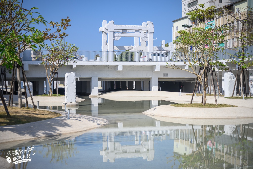 台南免門票最大親水公園【河樂廣場】台南免費親子玩水景點,白色系水景廣場,秒置身夢幻島渡假趣!