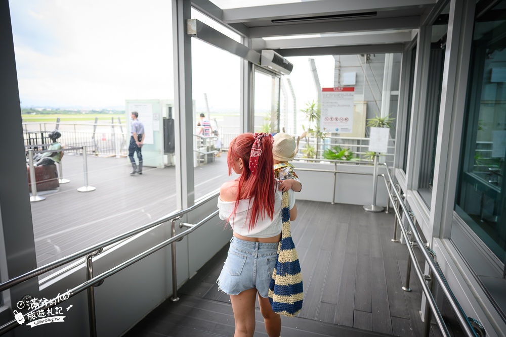 桃園景點【桃園機場第二航廈南側觀景台】桃園親子景點,免門票超近距離看飛機.復古彩繪大街好好拍!