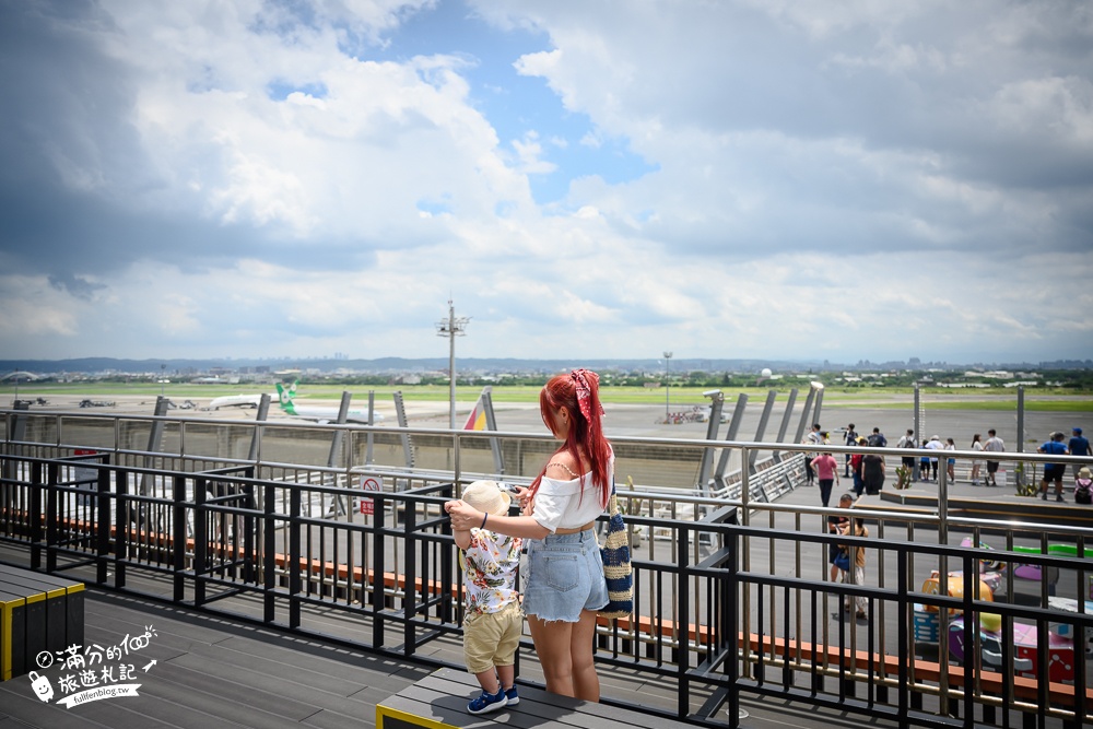 桃園景點【桃園機場第二航廈南側觀景台】桃園親子景點,免門票超近距離看飛機.復古彩繪大街好好拍!