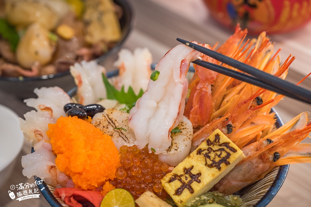 桃園生魚片丼飯推薦【海丼海鮮丼飯店】超浮誇海霸王丼,味噌湯醋飯免費續加,平日早鳥再打9折好划算!