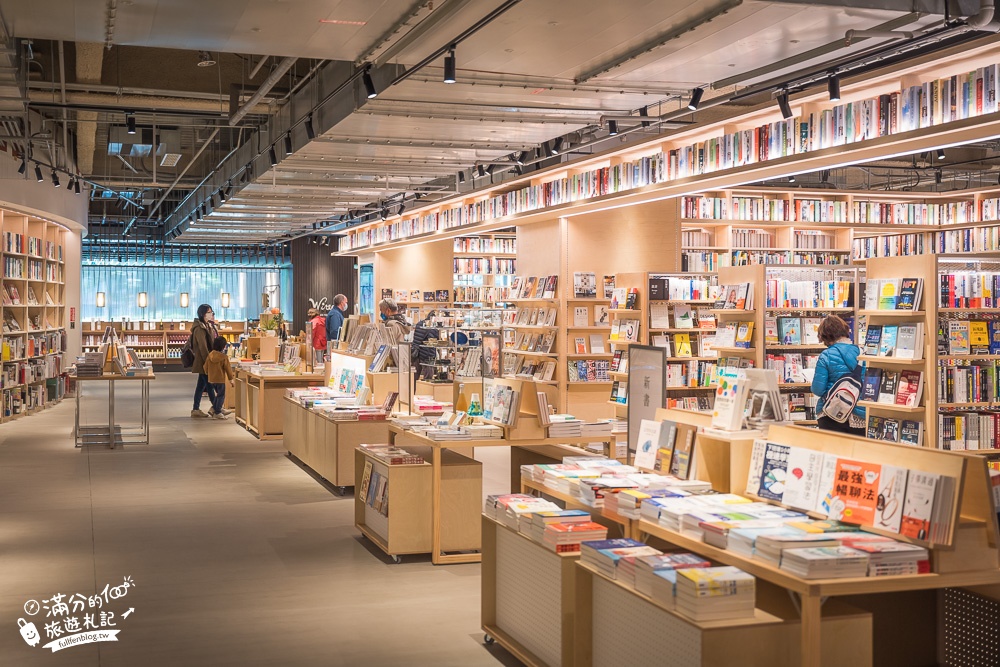 桃園新景點|桃園市立圖書館新總館(免門票)全台最美圖書館,生命樹玻璃塔~超過50個玩具繪本免費玩!