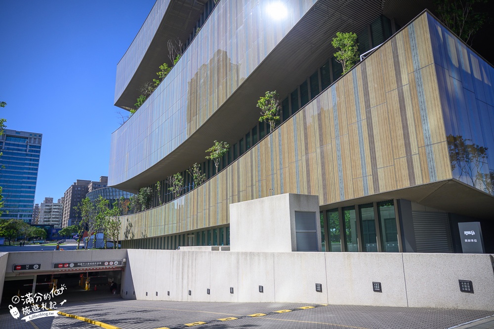 桃園新景點|桃園市立圖書館新總館(免門票)全台最美圖書館,生命樹玻璃塔~超過50個玩具繪本免費玩!