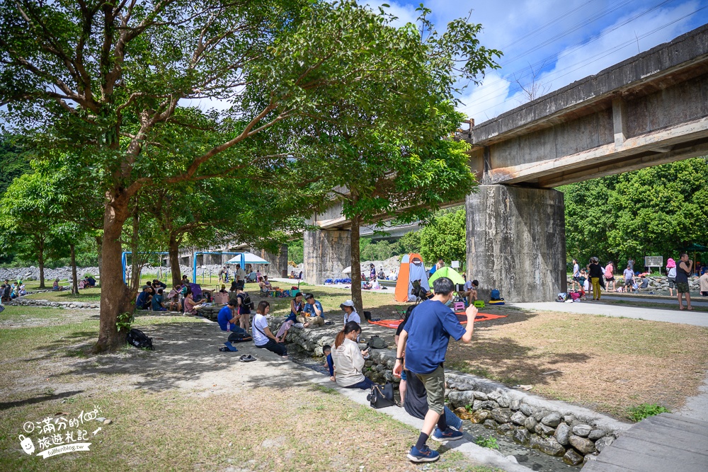 宜蘭玩水景點【東岳湧泉】鐵道下的消暑秘境.全年水溫14度清澈見底,玩水還能看火車逛市集超讚!