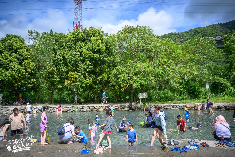 宜蘭玩水景點【東岳湧泉】鐵道下的消暑秘境.全年水溫14度清澈見底,玩水還能看火車逛市集超讚!