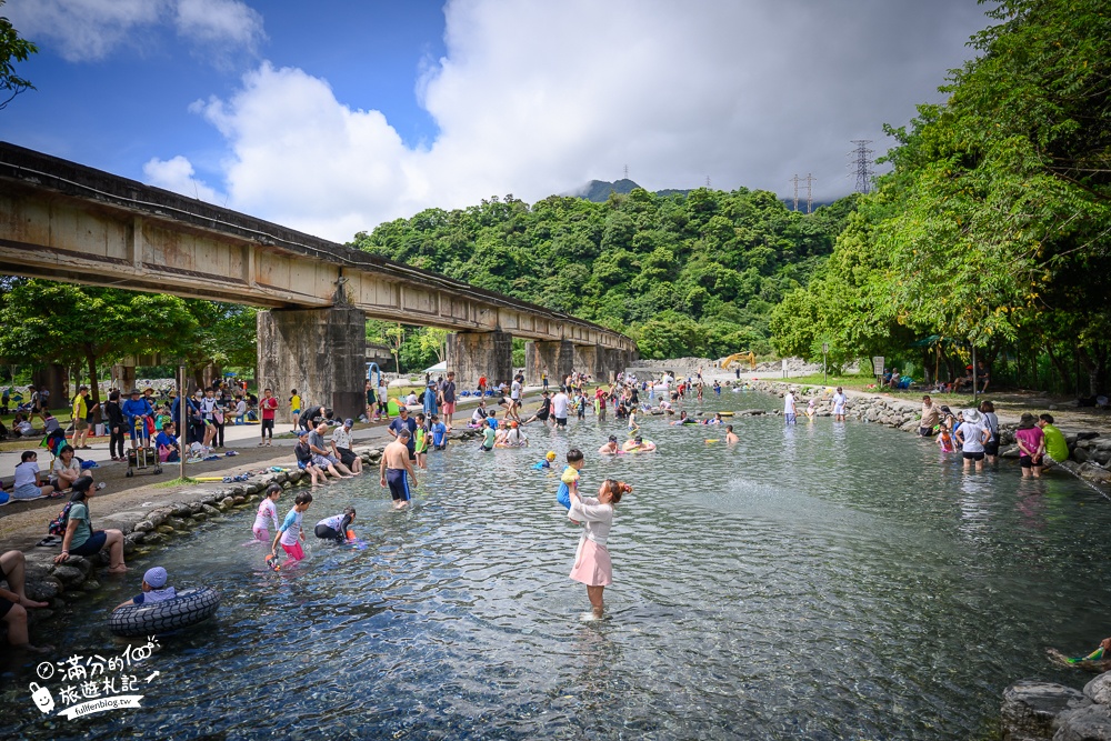 宜蘭玩水景點【東岳湧泉】鐵道下的消暑秘境.全年水溫14度清澈見底,玩水還能看火車逛市集超讚!