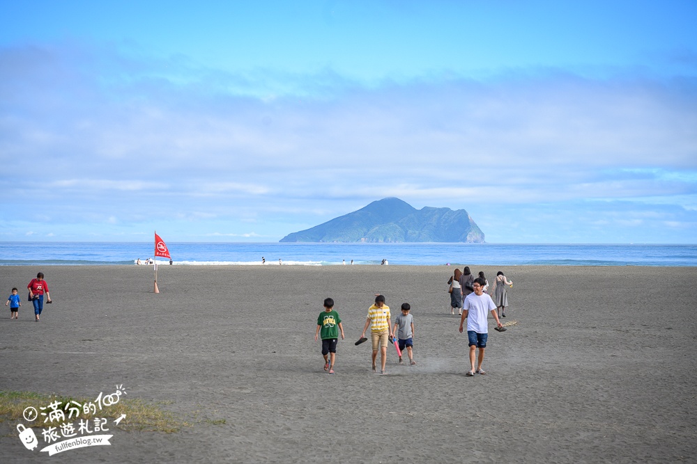 2024宜蘭頭城玩水景點【九號咖啡外澳館】龜山島海景第一排景觀咖啡.踩沙望浪看火車超享受!